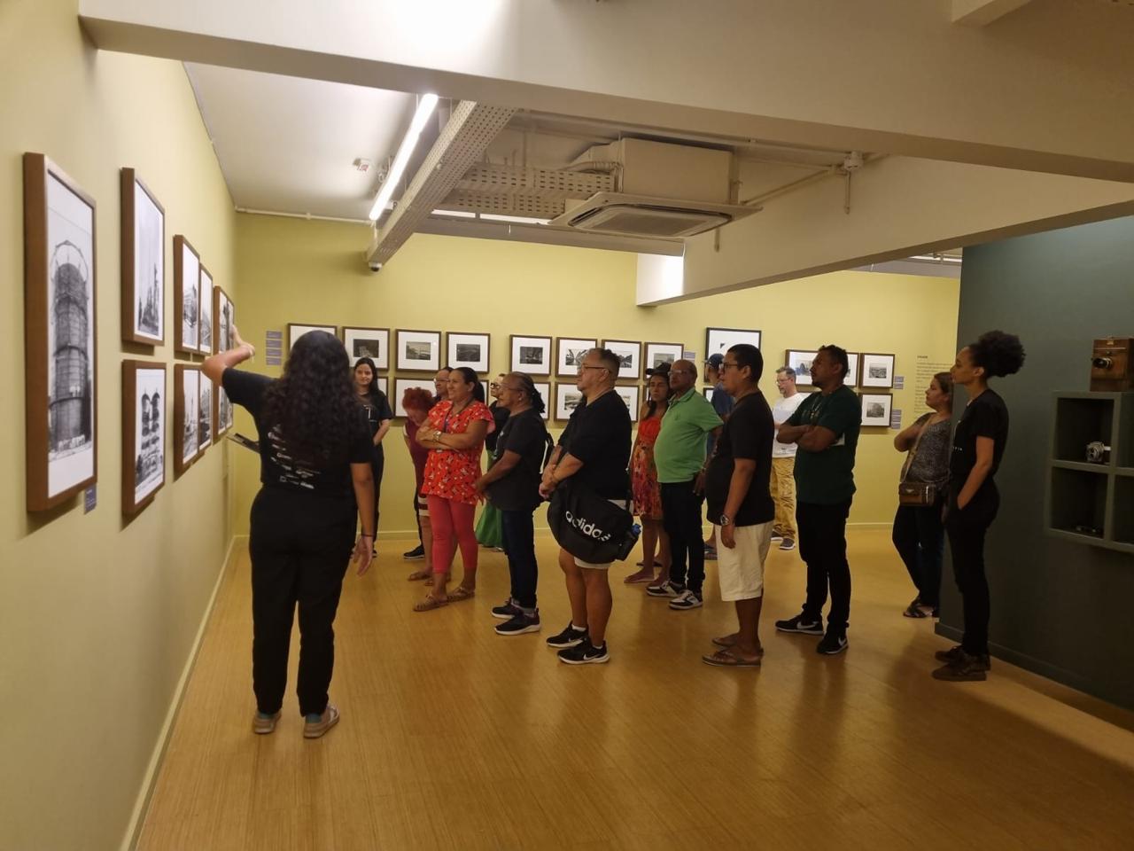 grupo de pessoas no museu da fotografia